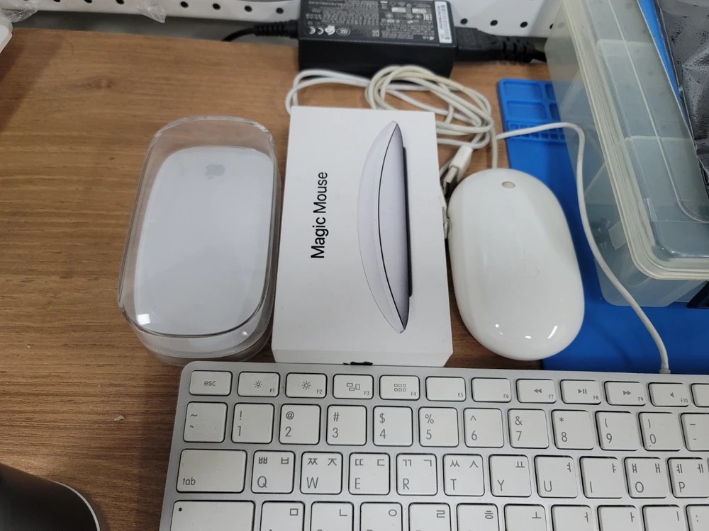 매직 키보드, 매직 마우스, USB 이더넷, 벨긴 c타입 허브 F4U092 젠더 썬더볼트 케이블 등 여러가지 이미지
