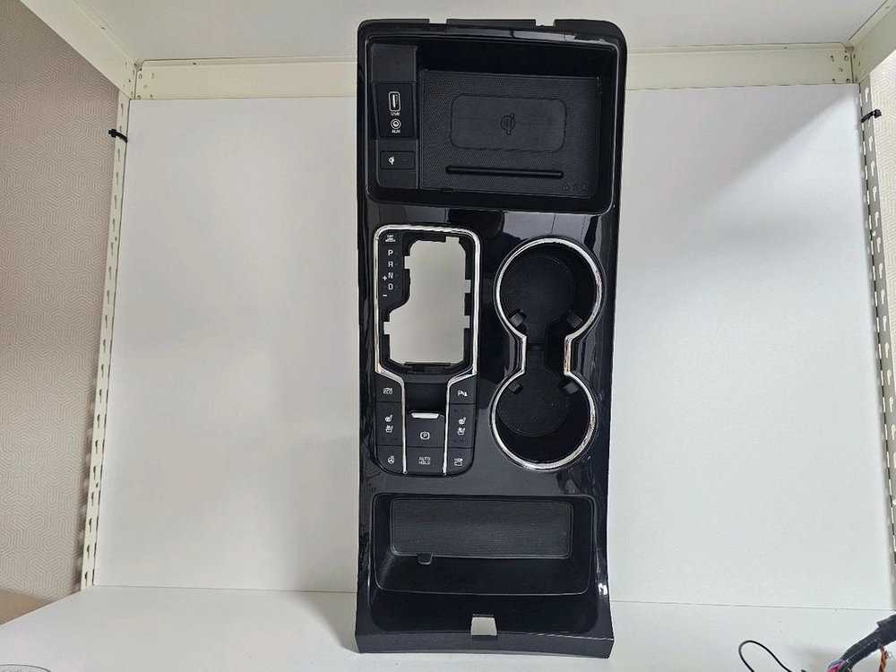 더뉴카니발 2019년 무선충전 기어판넬 Assy 이미지