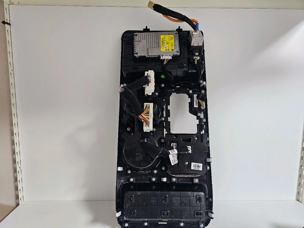 더뉴카니발 2019년 무선충전 기어판넬 Assy 이미지