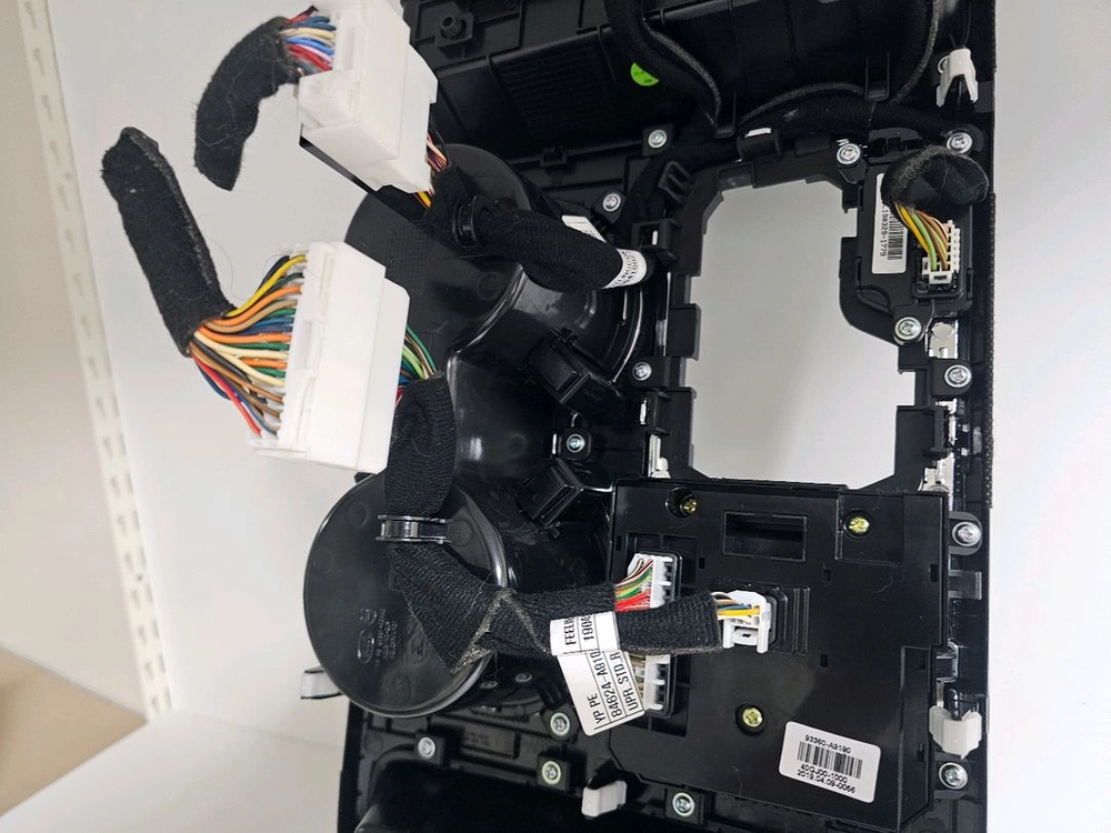더뉴카니발 2019년 무선충전 기어판넬 Assy 이미지
