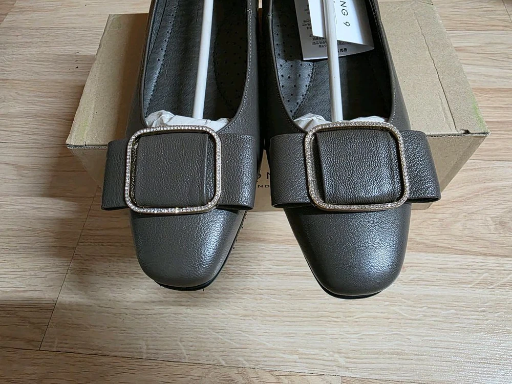 (새상품) 국산 수제화 소가죽 타우페 색상 고급스런 큐빅 구두(245mm) 이미지