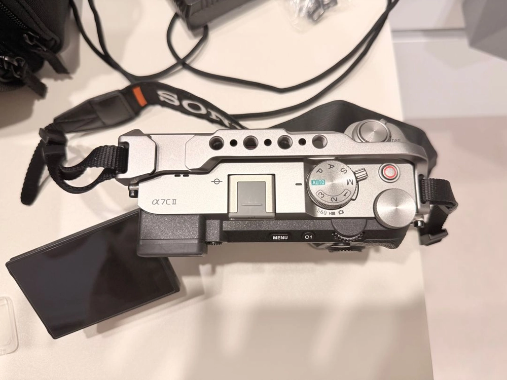 sony a7c2 실버 바디 + Tilta 게이지 + 소니 128G SD카드 + 정품 배터리3개 충전기 이미지