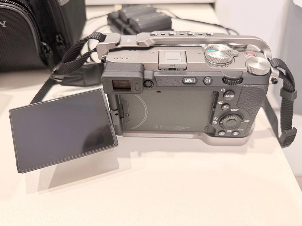 sony a7c2 실버 바디 + Tilta 게이지 + 소니 128G SD카드 + 정품 배터리3개 충전기 이미지