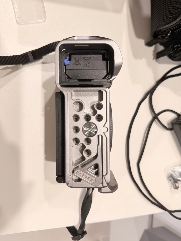 sony a7c2 실버 바디 + Tilta 게이지 + 소니 128G SD카드 + 정품 배터리3개 충전기 이미지