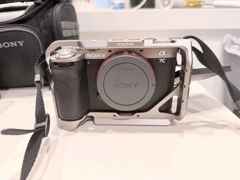 sony a7c2 실버 바디 + Tilta 게이지 + 소니 128G SD카드 + 정품 배터리3개 충전기 이미지
