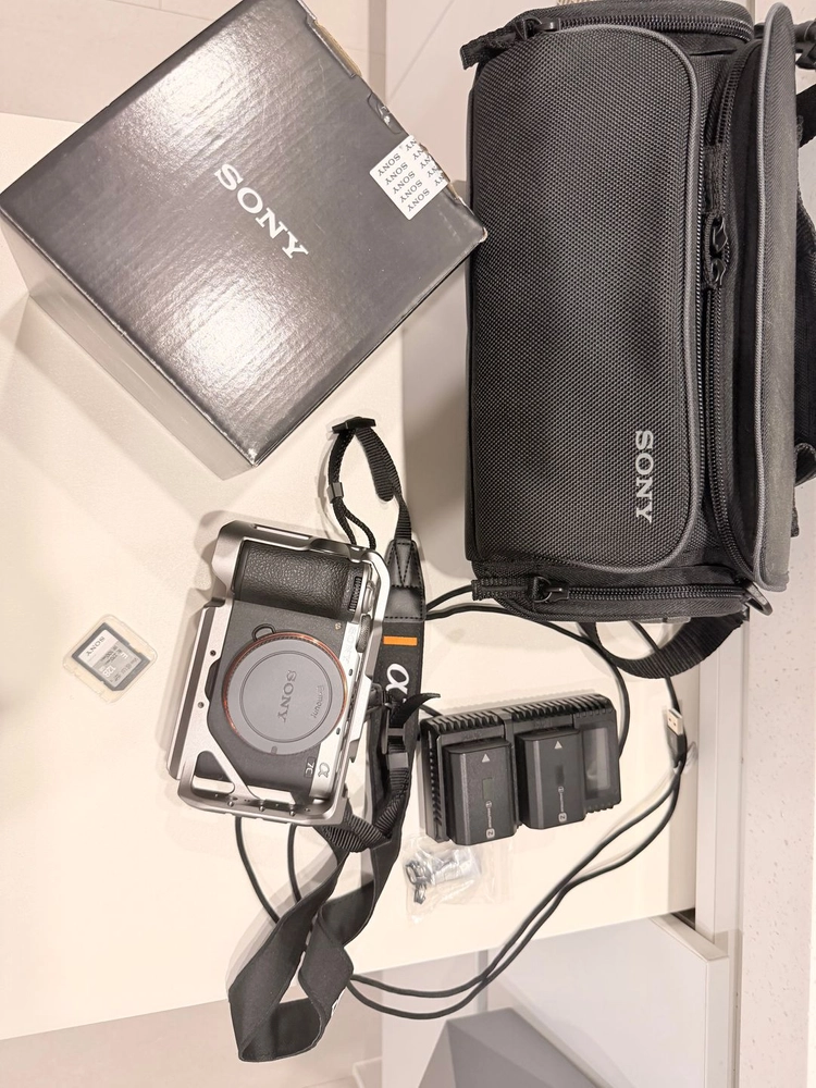 sony a7c2 실버 바디 + Tilta 게이지 + 소니 128G SD카드 + 정품 배터리3개 충전기 이미지