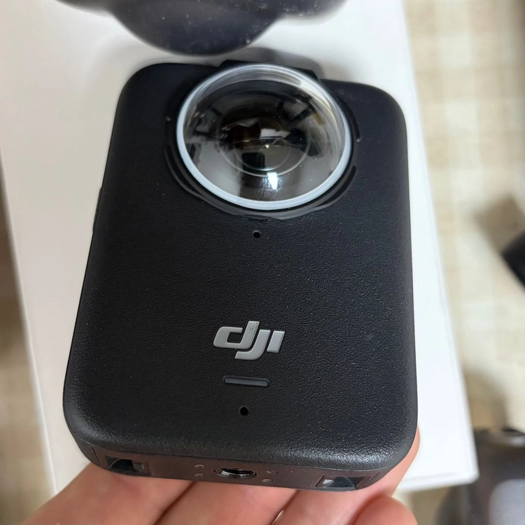 (2년 케어 가입) DJI OSMO 360 모터사이클 멀티 POV 번들 + 3 배터리 충전팩 이미지