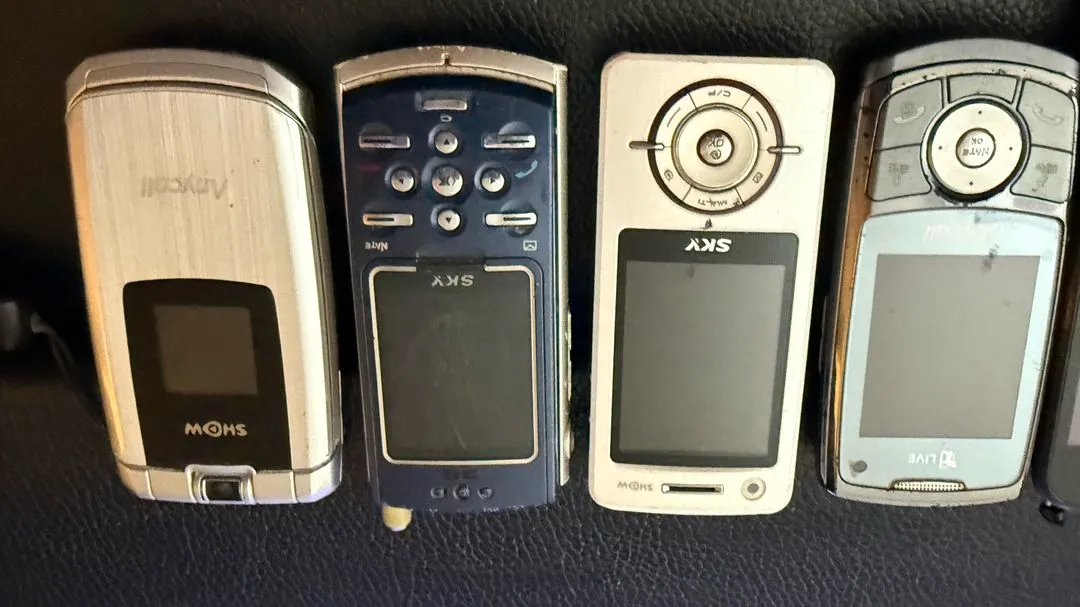 수집용 옛날휴대폰. 2G 폰. 폴더폰. 올드폰 7개 이미지