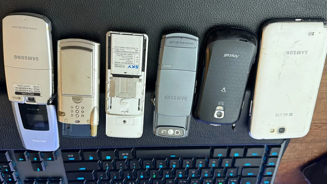 수집용 옛날휴대폰. 2G 폰. 폴더폰. 올드폰 7개 이미지