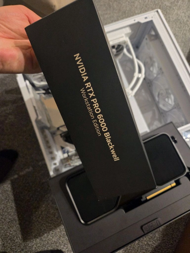 Nvidia RTX PRO 6000 blackwell Workstation 96GB 이미지