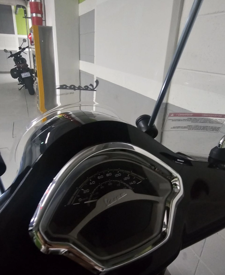 베스파 gts300 클래식 신차 팝니다 이미지