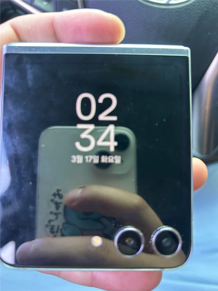 z플립 5 민트색상 입니다 이미지