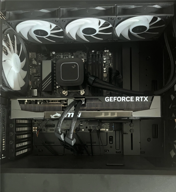라이젠7 9700x,rtx5070 컴퓨터 본체 - 안심되는 중고거래