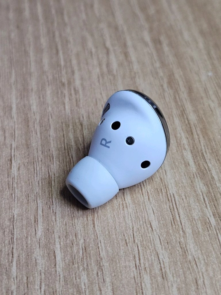갤럭시 버즈프로 팬텀실버 오른쪽 SM-R190 이미지