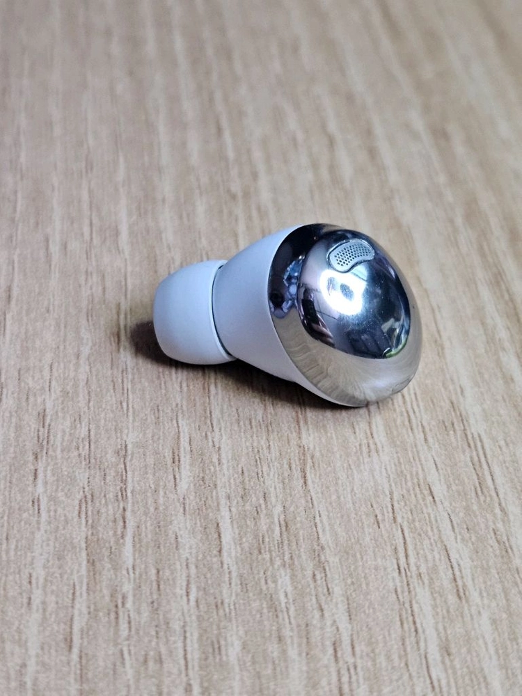 갤럭시 버즈프로 팬텀실버 오른쪽 SM-R190 이미지