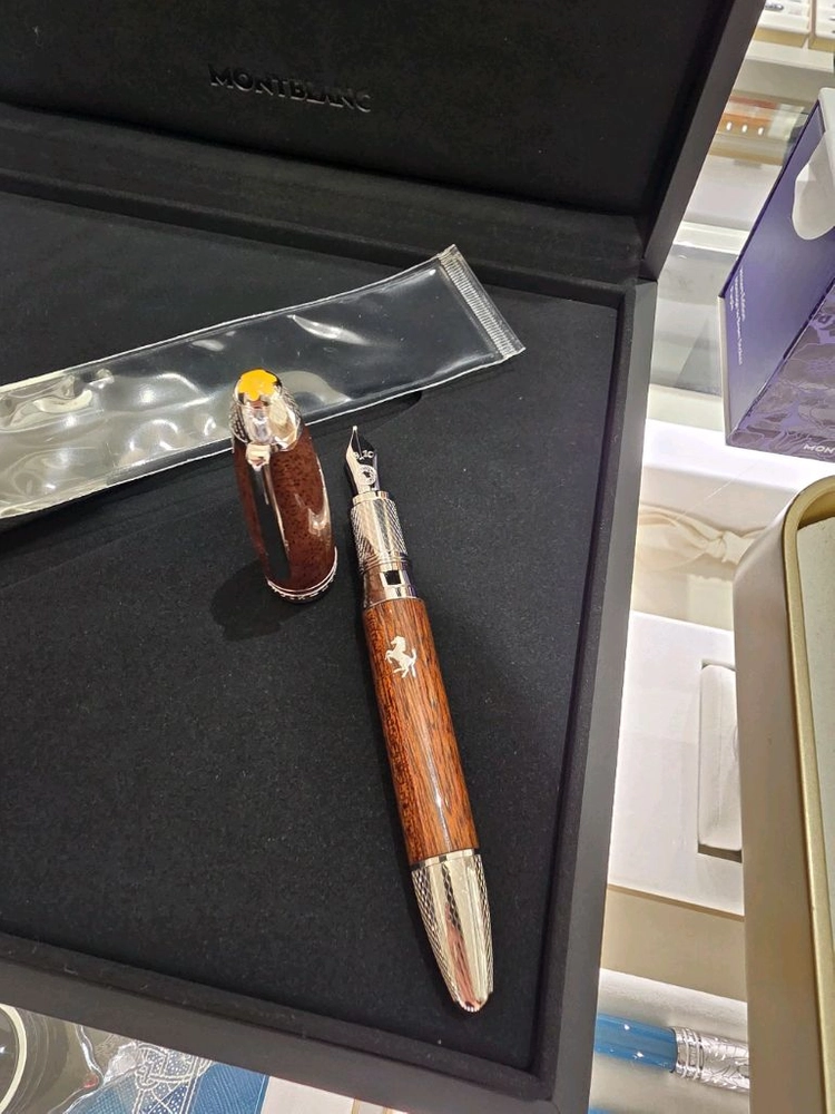 몽블랑 마이스터스튁 그레이트 마스터즈 페라리 클래시카 만년필 이미지