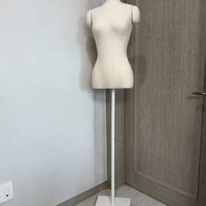 로렌스 논노 여자 상반신 마네킹 이미지