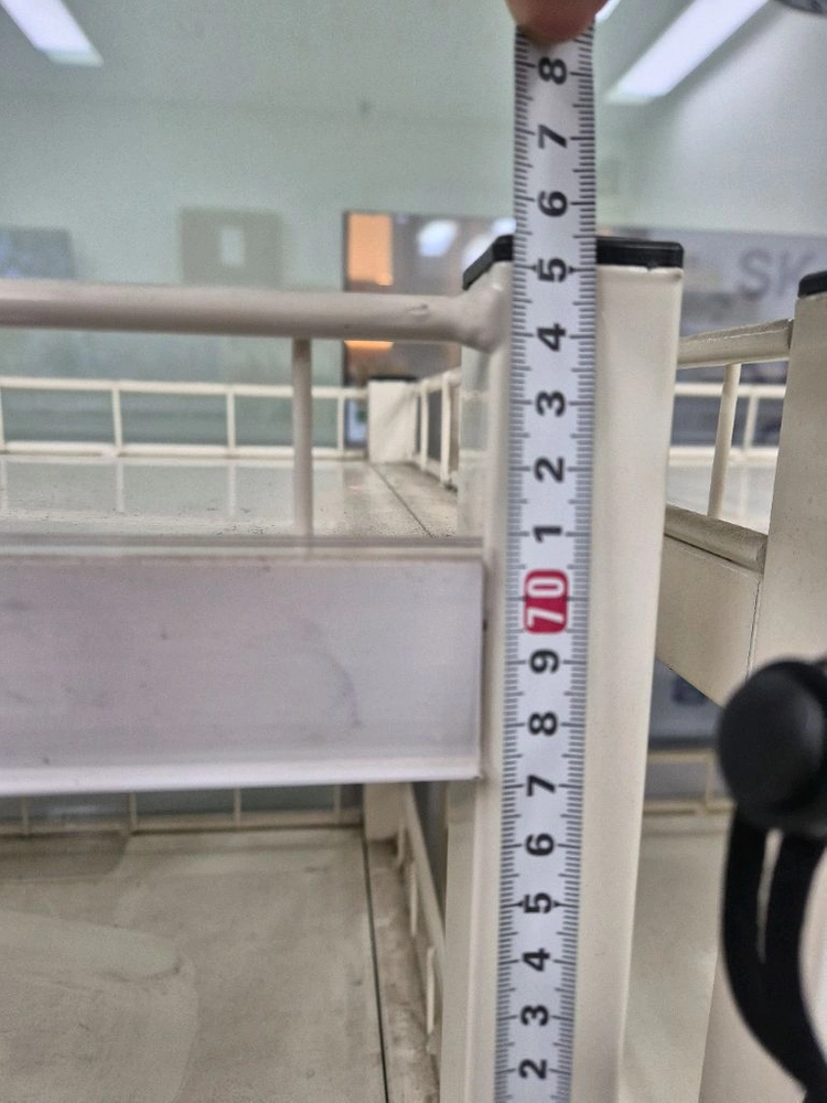 아이스크림 냉동고 위 3단 진열대 이미지