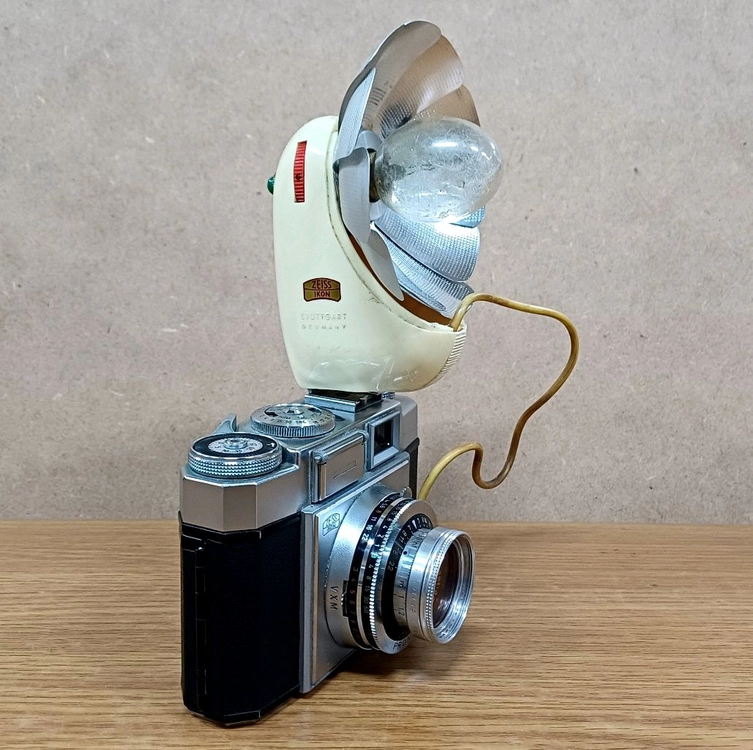 Zeiss Ikon 콘티나 프론토-SVS 클래식 카메라 이미지
