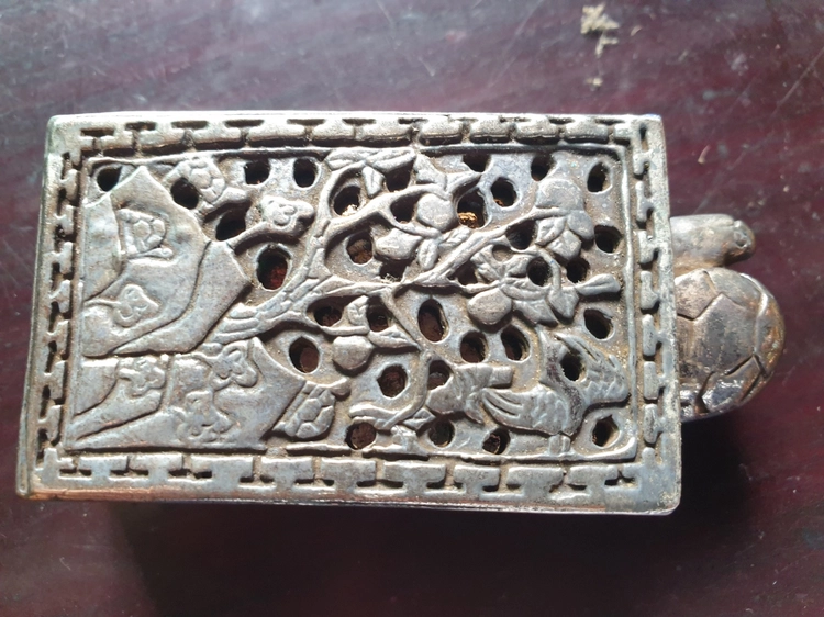 동양엔틱~진귀한 골동품 옛날 백동 거북이 십장생조각 소나무 투각 인장함 향합 상자 (수집용)진품명품 이미지