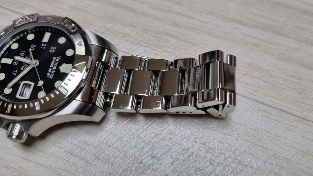 빅토리녹스 다이브 마스터 500 쿼츠 스위스 아미 다이버 시계 이미지