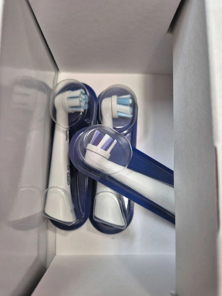 Oral-B iO 센서티브 클린 전동칫솔 화이트 색상이에요. 이미지