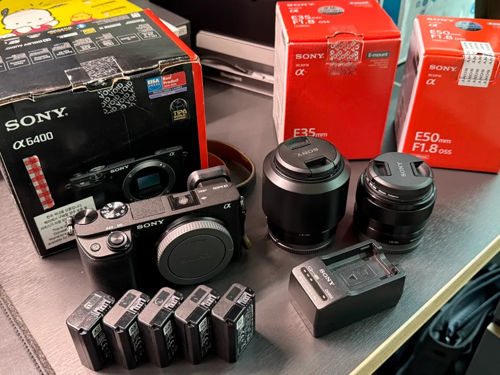 소니 A6400 + 35mm(SEL35F18), 50mm(SEL50F18) + 정품배터리 5개, 정품 충전기 - 안심되는 중고거래