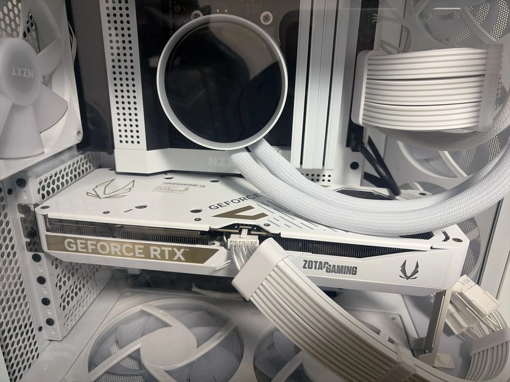 RTX 5070 화이트 그래픽카드 이미지