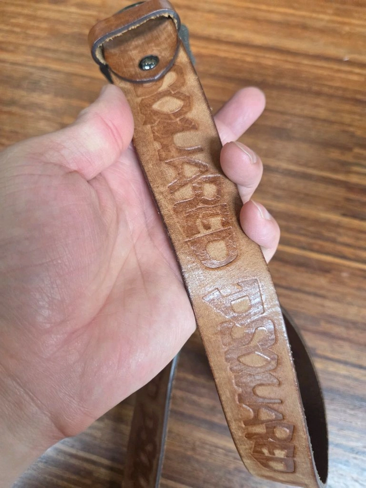 디스퀘어드 각인로고 빈티지 통가죽 벨트 105cm 이미지