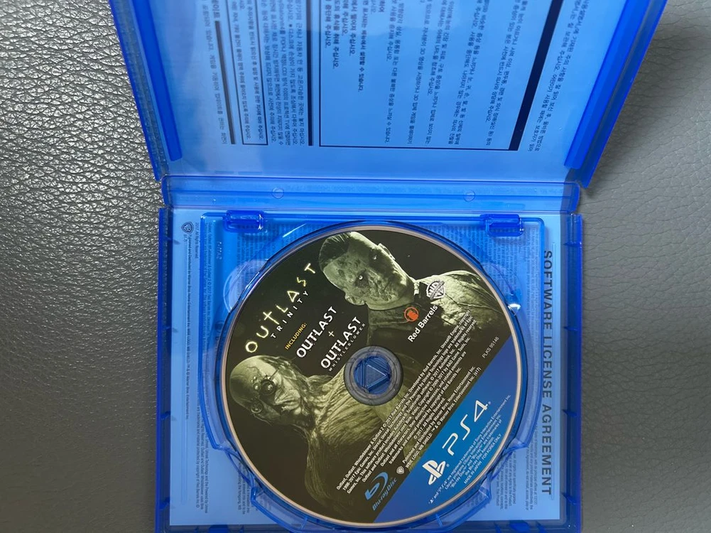 ps4 아웃라스트 트리니티 초회정발 3종합본 디스크 (공략대사집 포함)소장용 이미지