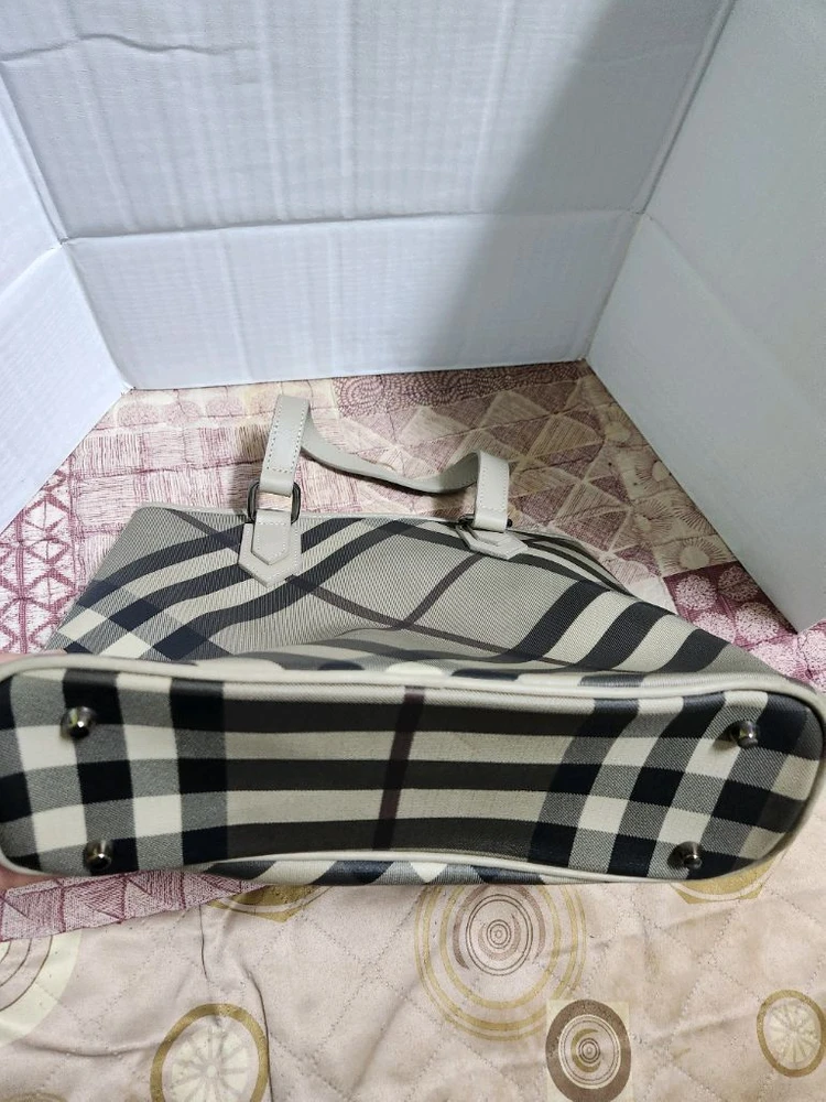 체크 패턴 토트백 이미지