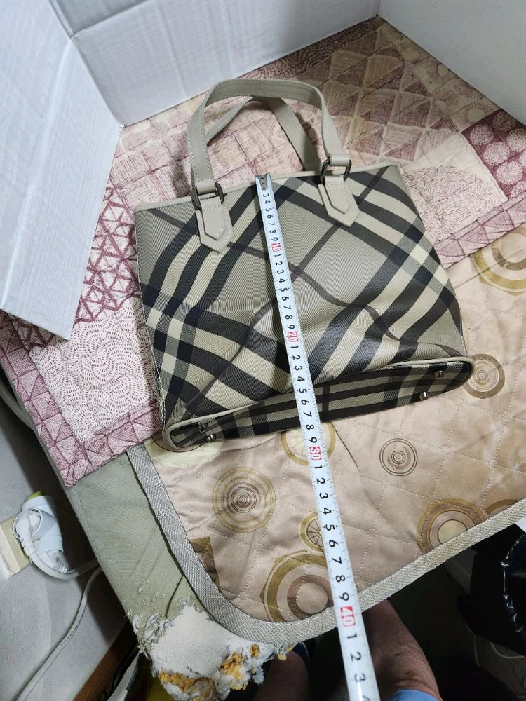 체크 패턴 토트백 이미지