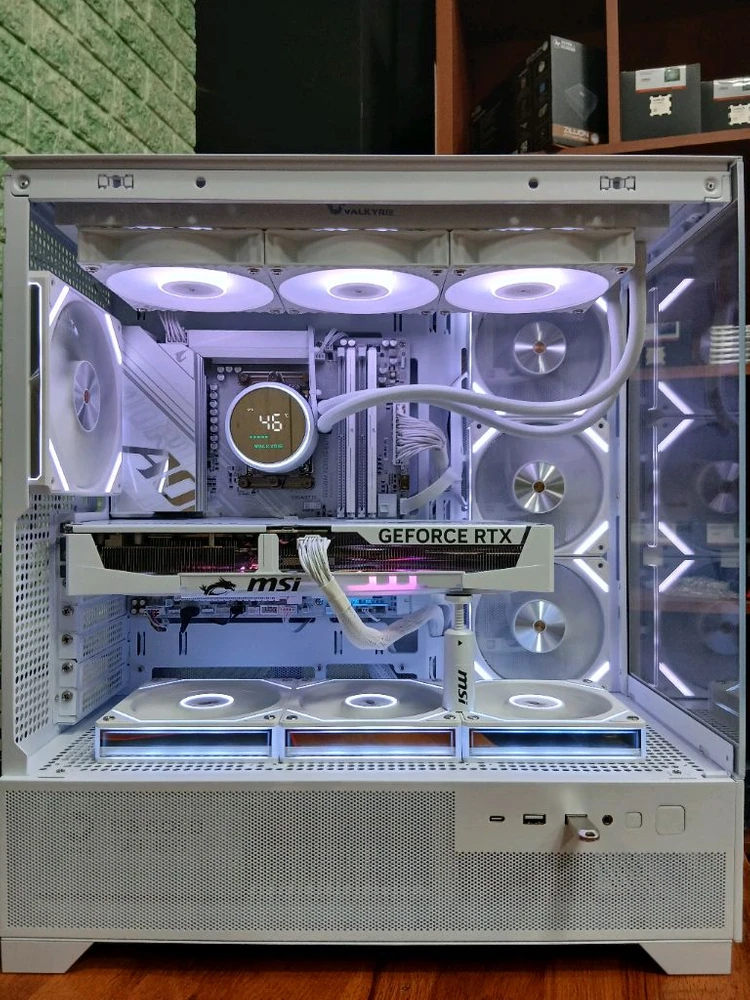 미사용 ) 9800X3D & RTX5070TI 컴퓨터 PC 이미지