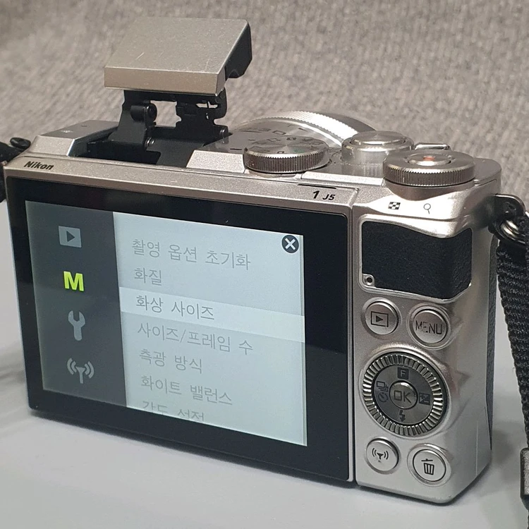 니콘 1 J5 미러리스 디지털 카메라 이미지