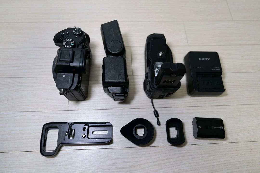 소니 A7R3+세로그립+플래시+베이스플레이트 이미지