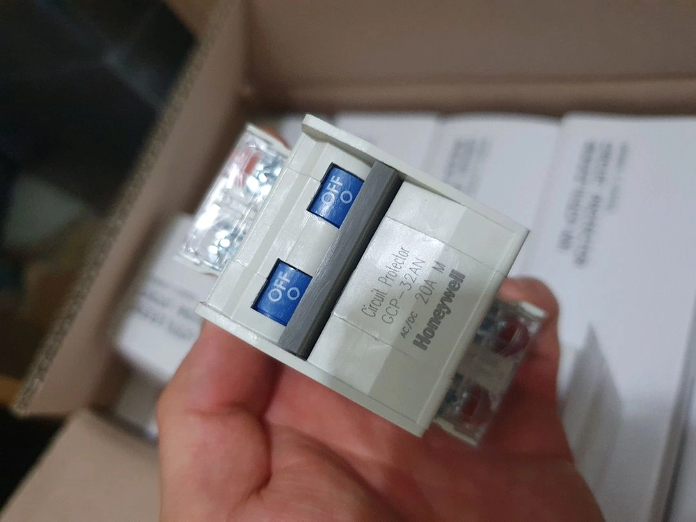 새 상품인 Honeywell 회로 보호기 GCP-32AN M 20A입니다120개 일괄판매 이미지