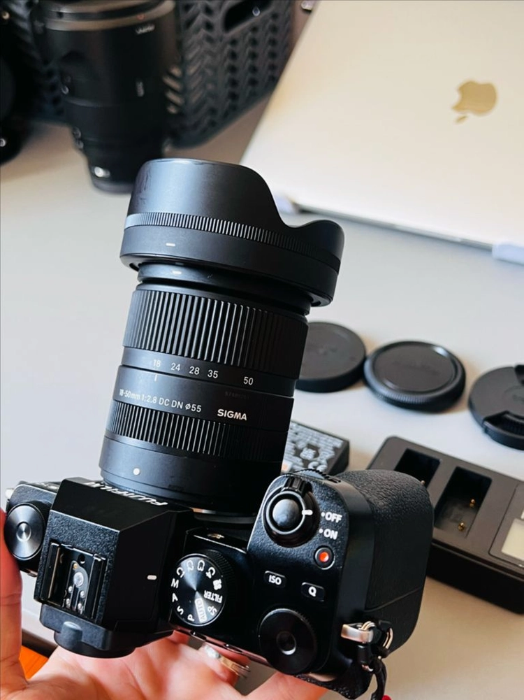 후지필름 X-S10 카메라 + 시그마 18-50mm 렌즈 이미지