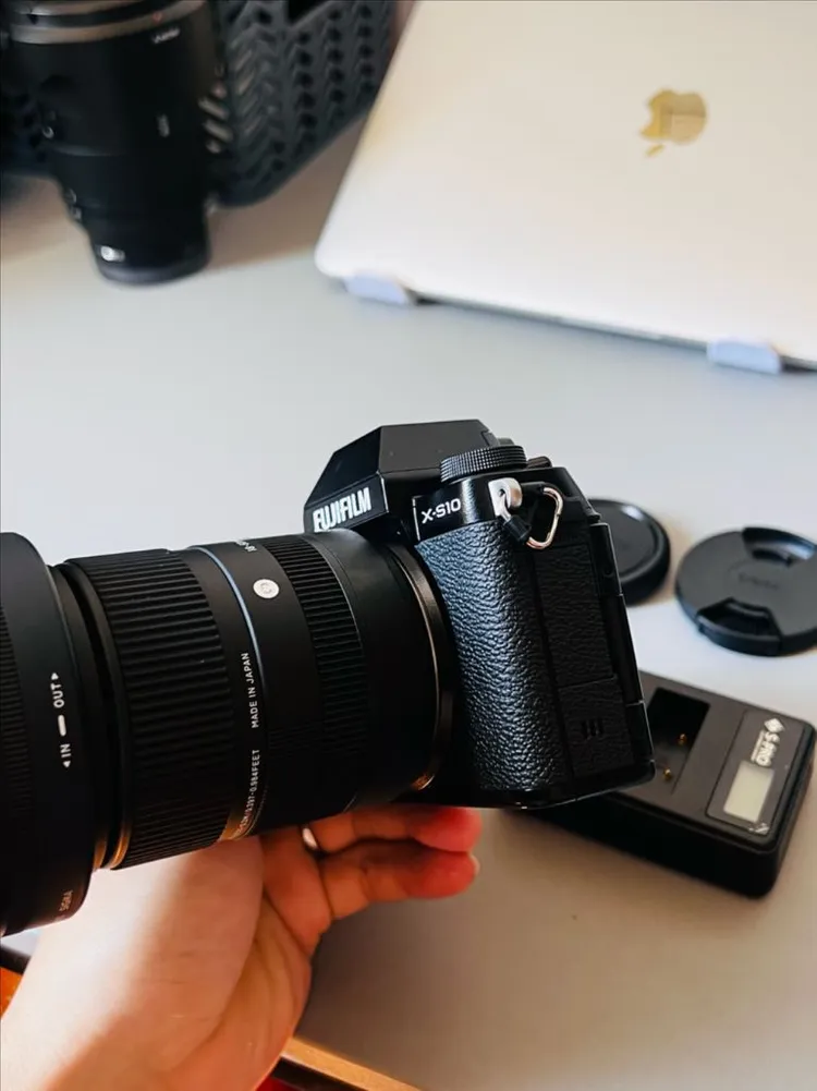 후지필름 X-S10 카메라 + 시그마 18-50mm 렌즈 이미지