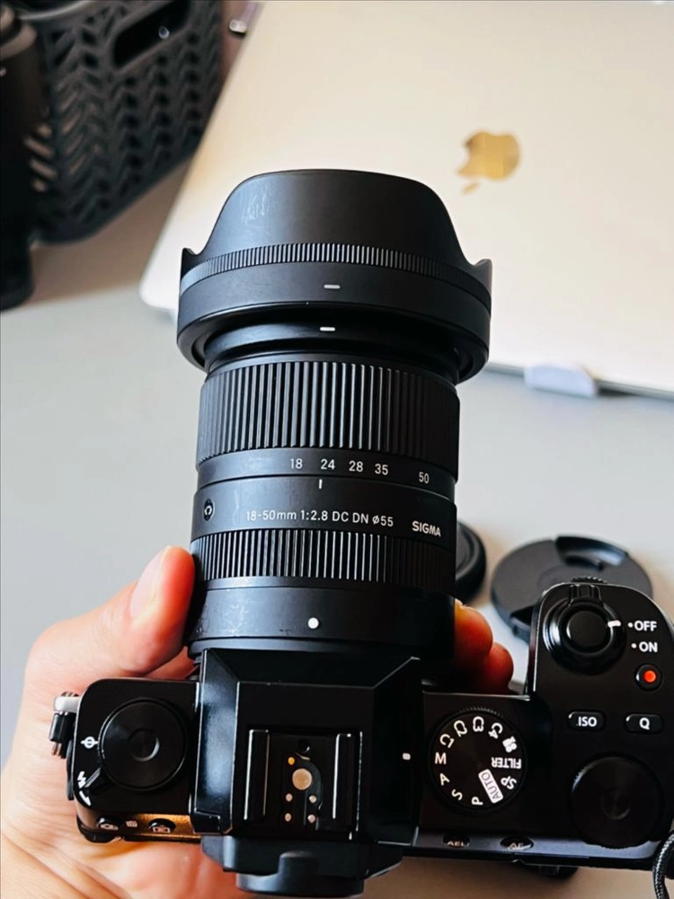 후지필름 X-S10 카메라 + 시그마 18-50mm 렌즈 이미지