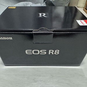 캐논 EOS R8 풀세트(전용케이지+베터리6개+충전기3개) 이미지
