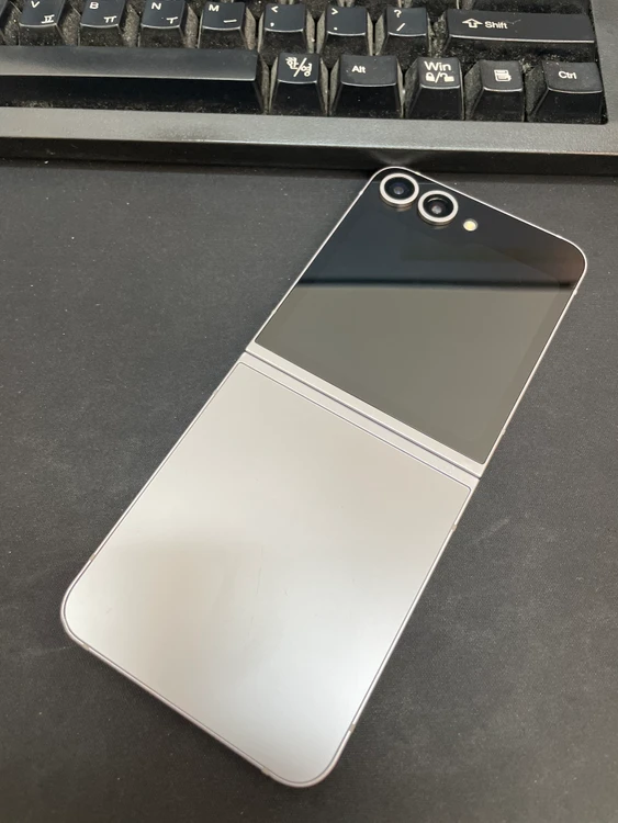 갤럭시Z플립6 실버 256GB 무잔상 가성비좋은 중고30만2천팝니다 - 안심되는 중고거래