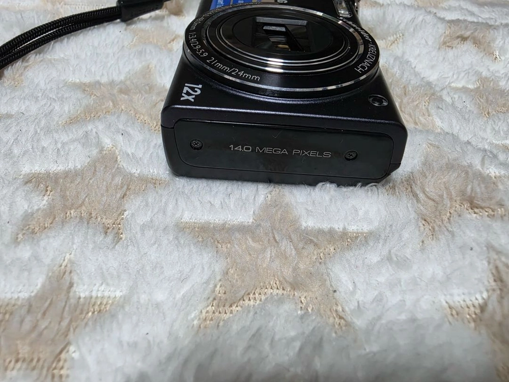 삼성디지털카메라 WB210. 외관.액정파손없음.. 고쳐서쓰시거나 부품용.정품밧데리포함 이미지