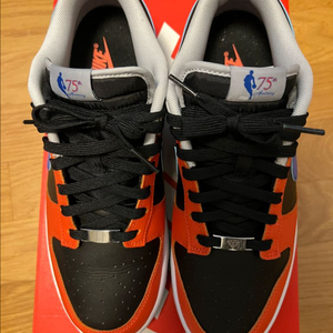 나이키 덩크 로우 EMB NBA 닉스 275 팝니다 이미지