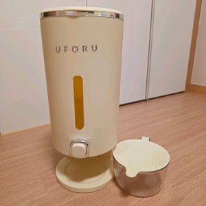 쌀통 10kg 보관통입니다. 플라스틱 소재 이미지