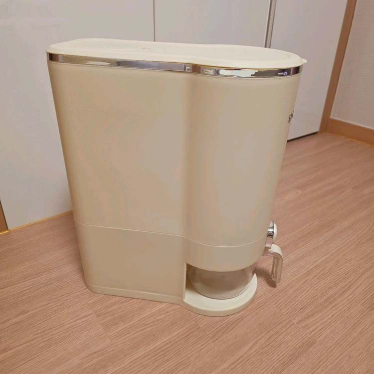 쌀통 10kg 보관통입니다. 플라스틱 소재 이미지