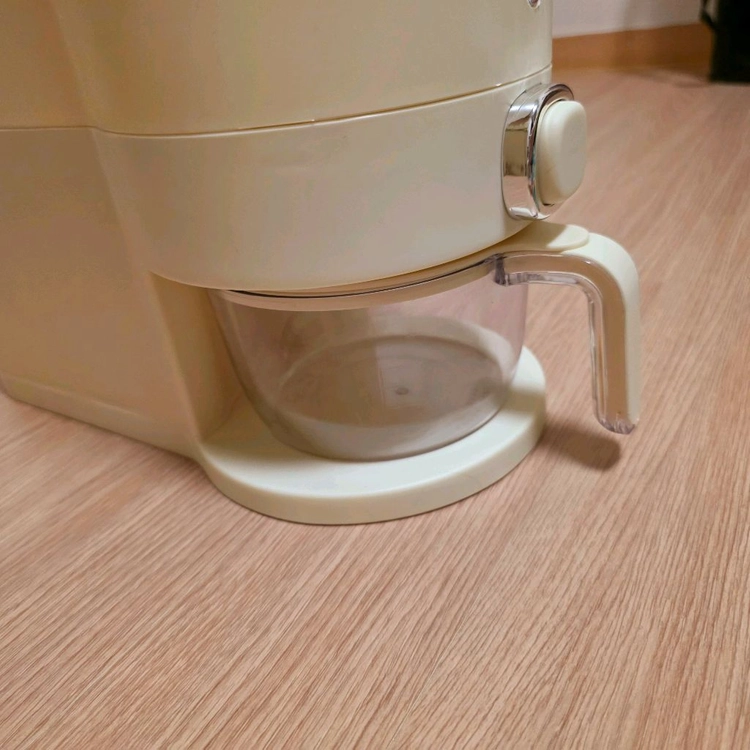 쌀통 10kg 보관통입니다. 플라스틱 소재 이미지