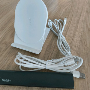 벨킨 무선 충전 스탠드 + 벨킨 7포트 USB 허브 일괄 이미지