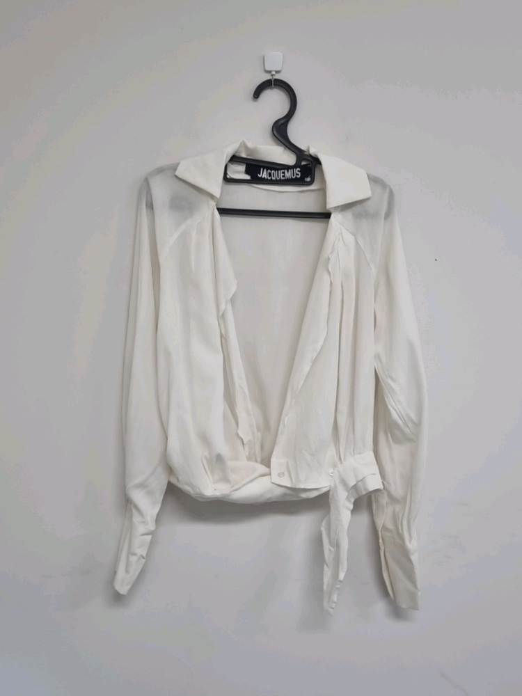 자크뮈스(JACQUEMUS) 라 봄바 랩 블라우스 화이트 이미지