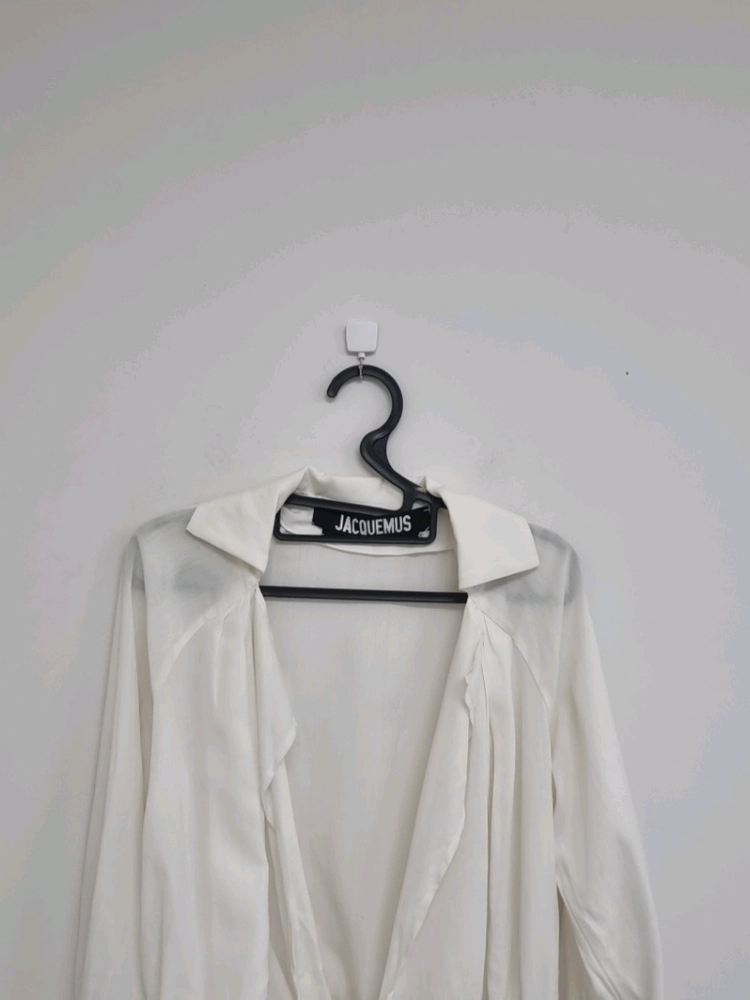 자크뮈스(JACQUEMUS) 라 봄바 랩 블라우스 화이트 이미지