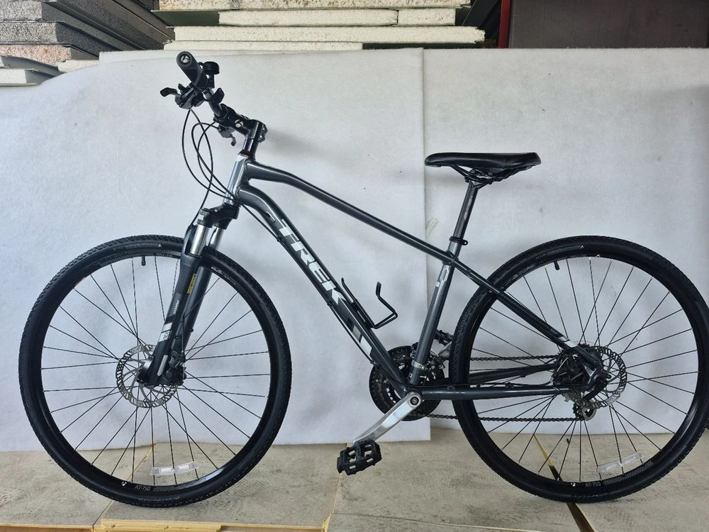 트렉(Trek)올라운더형 하이브리드 자전거 트렉 듀얼 스포츠 1 (Trek Dual Sport 1). 이미지